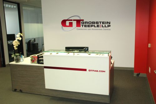 Grobstein Teeple, LLP | Reception Sign and Desk graphics gtfas lobby